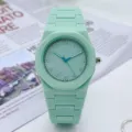 Dettaglio in primo piano dell'orologio al quarzo in silicone verde menta con quadrante e cinturino. - Verde menta