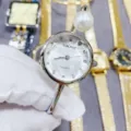 SUNLIFEX silberne Perlen Armreif Quarzuhr Detail, elegante Damen Armbanduhr mit Kristallen. - Rund-Silber Weißes Zifferblatt