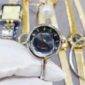 Silberne Perlen-Armreif-Uhr Detailansicht mit Zifferblatt aus Strass und Quarzwerk. - Rund-Silber Schwarzes Zifferblatt