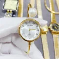 Detailansicht der eleganten goldenen Quarzuhr mit Perlenarmband und weißem facettierten Zifferblatt. - Rund-Alles Gold Weißes Zifferblatt