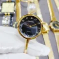 Goldfarbene Quarzarmbanduhr Detail mit schwarzem Zifferblatt, Strass und Perlenakzent. - Rund-Alles Gold Schwarzes Zifferblatt