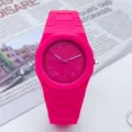 Vivace orologio da polso al quarzo rosa vivido con lunetta ottagonale e cifre chiare. - Rosso rosa