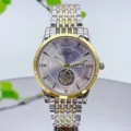 Gros plan détaillé d'une montre bracelet quartz bicolore or et argent avec bracelet en métal. - Bicolore Cadran Blanc