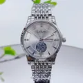 Détail de montre à quartz argentée avec cadran clair, affichage de date et bracelet en métal. - Boîtier Argent Cadran Blanc