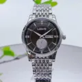 Détail de montre à quartz en acier inoxydable avec cadran sombre strass et bracelet en métal. - Boîtier Argenté Cadran Noir