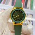 Vue détaillée de montre quartz pour femme avec bracelet silicone vert et lunette dorée facettée. - Vert menthe