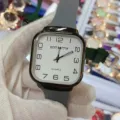 Vista detallada del reloj de cuarzo cuadrado KEIIDY para hombre con correa de silicona gris. - Gris