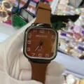 Reloj de cuarzo cuadrado para hombre con correa de silicona marron y esfera blanca. - Café