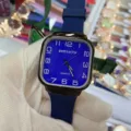 Detalle del reloj de cuarzo cuadrado KEIIDY con esfera azul llamativa y correa de silicona. - Azul