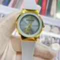 Montre quartz femme vintage minimaliste avec bracelet en silicone blanc et cadran bleu chic. - Bleu clair