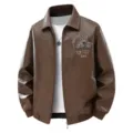 Herren Retro braune Kunstlederjacke mit Reverskragen, Frontreißverschluss und Motorrad-Print. - M / Kaffeebraun