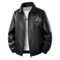 Herren Retro Motorrad Kunstlederjacke mit Reverskragen und coolem Stickerei-Design. - M / Schwarz