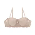 Primo piano del reggiseno in pizzo a mezza coppa con delicati motivi floreali e tessuto morbido. - Kaki