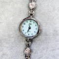 Damen Quarzuhr silbernes Metallkettchen dreieckige Strasssteine elegante Armbanduhr - Himmelblaues Zifferblatt Silbernes Gehäuse