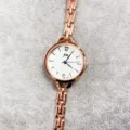 Nahaufnahme der eleganten Roségold Quarzwatch mit weißem Zifferblatt und Metallband. - Roségold Weiß