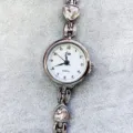 Vintage Damen Quarzuhr mit Strasskettenarmband, elegante Detailansicht für Frauen. - Silbergehäuse Weißes Zifferblatt