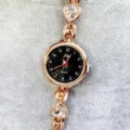 Detailansicht Damenuhr Quarz mit schwarzem Zifferblatt, Roségold Gehäuse und Kristallgliedern. - Roségold Schwarzes Zifferblatt