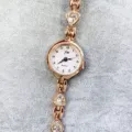 Nahaufnahme Detail eines roségoldenen Damen Strass Mode Quarz Armbanduhr Zifferblatts. - Roségoldenes Gehäuse Rosa Zifferblatt