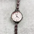 Elegante Damen Quarzuhr mit rosafarbenem runden Zifferblatt und silbernem Armband. - Silbernes Gehäuse Rosa Zifferblatt