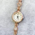 Elegante Damen Quarzarmbanduhr mit Herz Kristall Armband und goldenem Zifferblatt. - Roségold Gehäuse Gold Zifferblatt