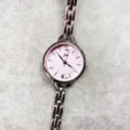Silbernes Metallarmband Damen Quarzuhr Detailaufnahme, rosa rundes Zifferblatt mit Zahlen. - Silbernes Gehäuse Rosenrotes Zifferblatt