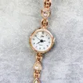Detailansicht einer Damen Quarz Armbanduhr in Roségold mit Zirkoniasteinen und weißem Zifferblatt. - Roségold Gehäuse Weißes Zifferblatt