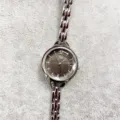 Elegante silberne Quarzuhr Damen Armbanduhr mit rundem Zifferblatt und stilvollem Metallarmband. - Silbernes Gehäuse Schwarzes Zifferblatt