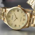 Goldfarbene Edelstahl Quarz Armbanduhr mit strukturiertem Zifferblatt und Kristall Indizes. - Kein Kalender Gold Zifferblatt Gold Band Herren