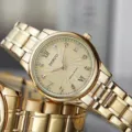 Luxus Gold Edelstahl Quarz Damenuhr Armbanduhr mit funkelnden Kristallen und Metallarmband. - Kein Kalender Gold Zifferblatt Gold Band Damen