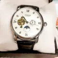 JUNMING heren automatisch mechanisch horloge met lederen band en gesoleerde wijzerplaat. - Witte Wijzerplaat Zilveren Kast Zwarte Band