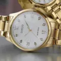 Goldene Edelstahl Quarzuhr mit weißem Zifferblatt und klassischen römischen Ziffern. - Kein Kalender Weiß Zifferblatt Gold Band Herren