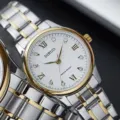Zweifarbige Edelstahl-Quarzuhr mit weißem Zifferblatt, römischen Ziffern und Diamant-Indizes. - Kein Kalender Weiß Zifferblatt Bi-Color Band Damen