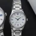 DINUO Quarzuhr aus Edelstahl fuer Damen, elegantes weisses Zifferblatt mit funkelnden Steinen. - Kein Kalender Weiß Zifferblatt Silber Band Damen