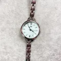 Silberne Damen Quarz Armbanduhr mit stilvollem runden Zifferblatt und elegantem Metallarmband. - Silbernes Gehäuse Hellblaues Zifferblatt
