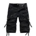 Detailansicht der schwarzen Herren Multi-Taschen Cargo Caprihose mit strapazierfähigem Stoff. - Schwarz