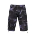 Vista ravvicinata di pantaloncini cargo mimetici viola da uomo con pratiche tasche. - Mimetico Viola