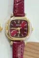 Vintage quadratische Quarzdamenuhr mit bordeauxrotem Lederarmband und Goldgehäuse - Rotes Zifferblatt Rotes Armband