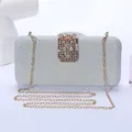 Elegante bolso de mano noche plateado brillante con cadena y diamantes de imitacion. - Plateado
