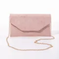 Dettaglio pochette busta in camoscio glitterato, elegante catena dorata e chiusura magnetica. - Champagne
