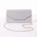 Dettaglio pochette da sera in camoscio glitter con texture argentata e catena dorata. - Argento