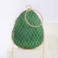 Grüne Abendtasche mit Rautenmuster, elegante Wassertropfen-Clutch mit Strassgriff. - Grün