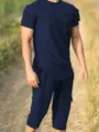 Vista dettagliata del set di maglietta a maniche corte e pantaloni cargo da uomo blu scuro. - Taglia S / Top e Pantaloni / Blu navy