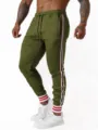 Gedetailleerd overzicht van heren casual joggingbroek met zijstreep en manchetten. - Legergroen