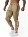 Khaki heren joggingbroek met zijstrepen en elastische boorden voor dagelijks comfort en sport. - Khaki