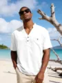 Vue détaillée de chemise homme blanche manches courtes avec poche sur fond de plage naturelle. - S / Blanc