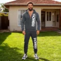 Herren dunkelgrauer Kapuzen-Reißverschluss-Trainingsanzug mit weißem Druck, lässiges Outfit. - S / Oberteil Und Unterteil / Dunkelgrau