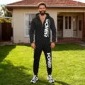 Ensemble sweat à capuche zippé et pantalon de survêtement noir pour homme avec imprimé blanc. - Noir