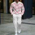 Vista detallada del conjunto de sudadera con cuello alzado y pantalón con estampado navideño. - S / Top Y Pantalón / Papá Noel Rosa