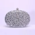 Vue détaillée de la pochette de soirée ovale en cristal scintillant avec des strass. - Aiguille en argent