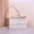 Sac de soirée étincelant en strass avec un cadre métallique doré et une poignée chic. - Or